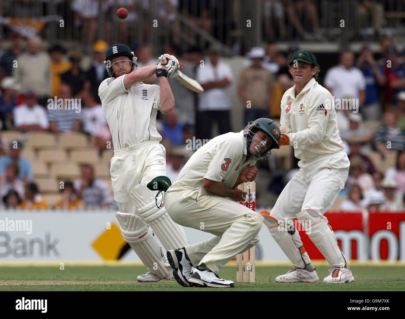 Der Engländer Paul Collingwood (links) trifft am ersten Tag des zweiten Testmatches im Adelaide Oval, Adelaide, Australien, vier hinter den Australiern Michael Hussey und Adam Gilchrist (rechts). Stockfoto