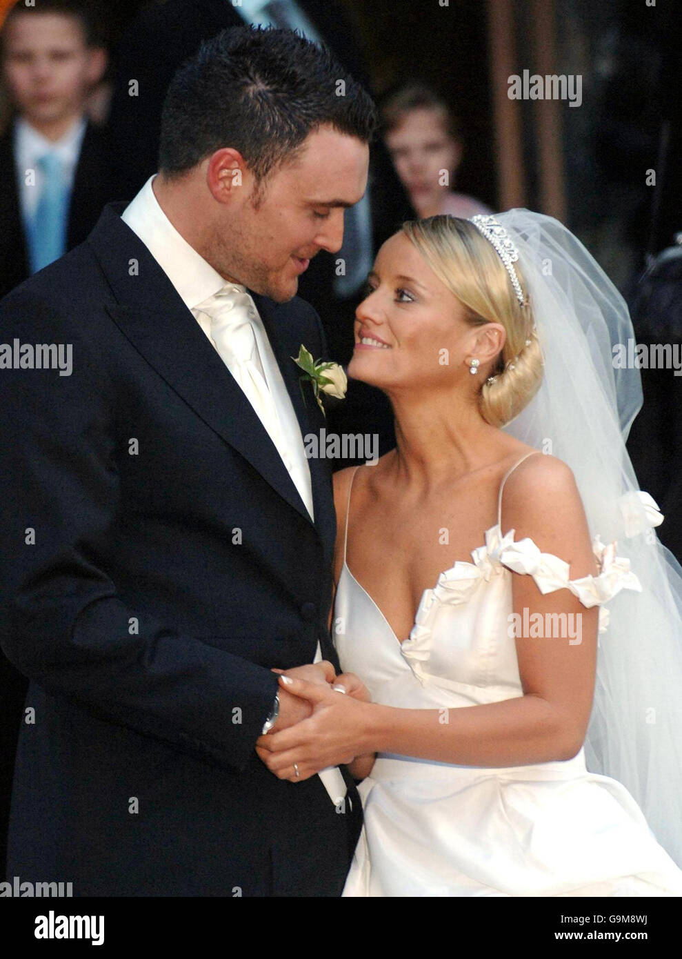 Schauspielerin Lucy Davis, nachdem sie den walisischen Schauspieler Owain Yeoman an der St Paul's Cathedral in London geheiratet hatte. Stockfoto