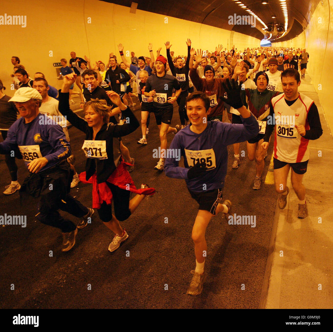Läufer treten beim 10 km langen Port Tunnel Charity Run in Dublin an. Stockfoto