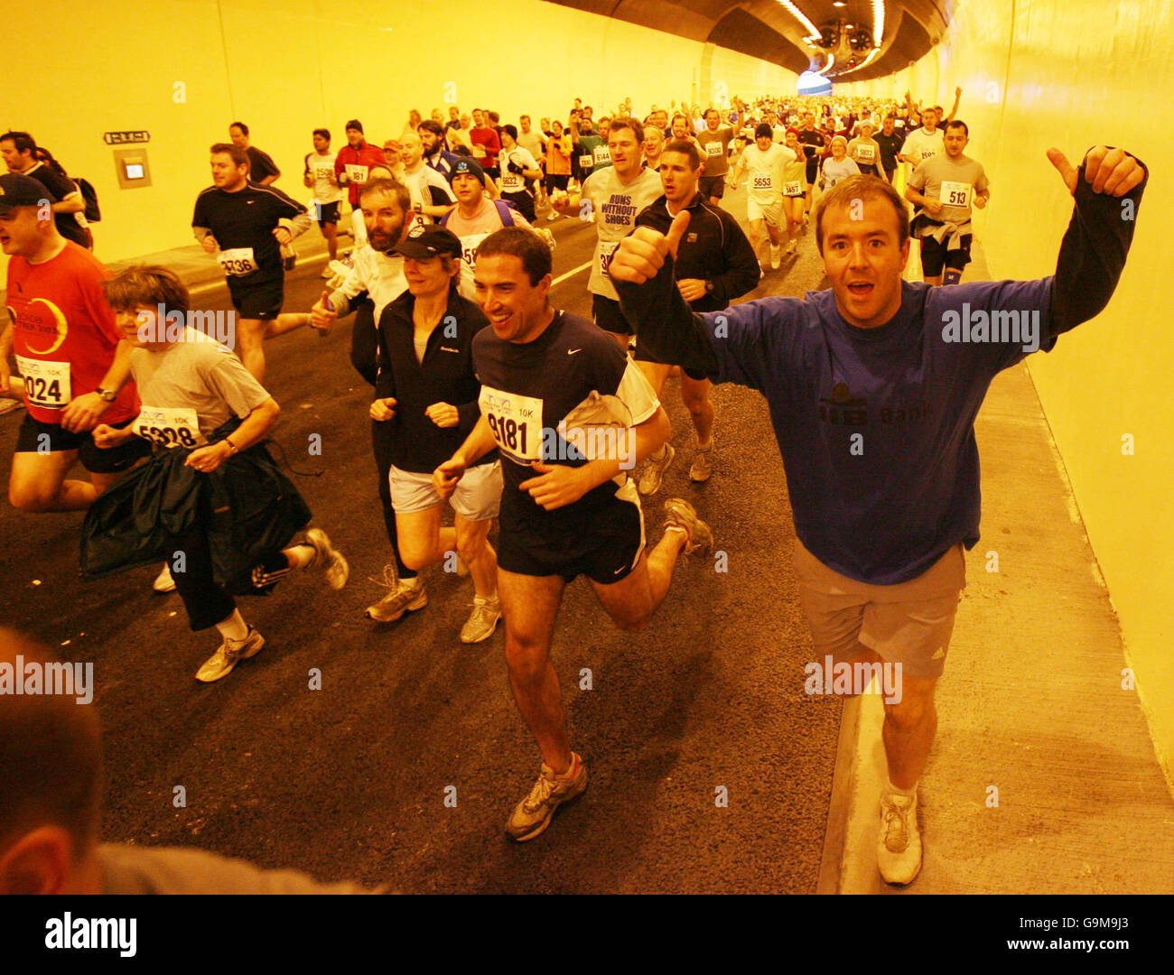 Läufer treten beim 10 km langen Port Tunnel Charity Run in Dublin an. Stockfoto