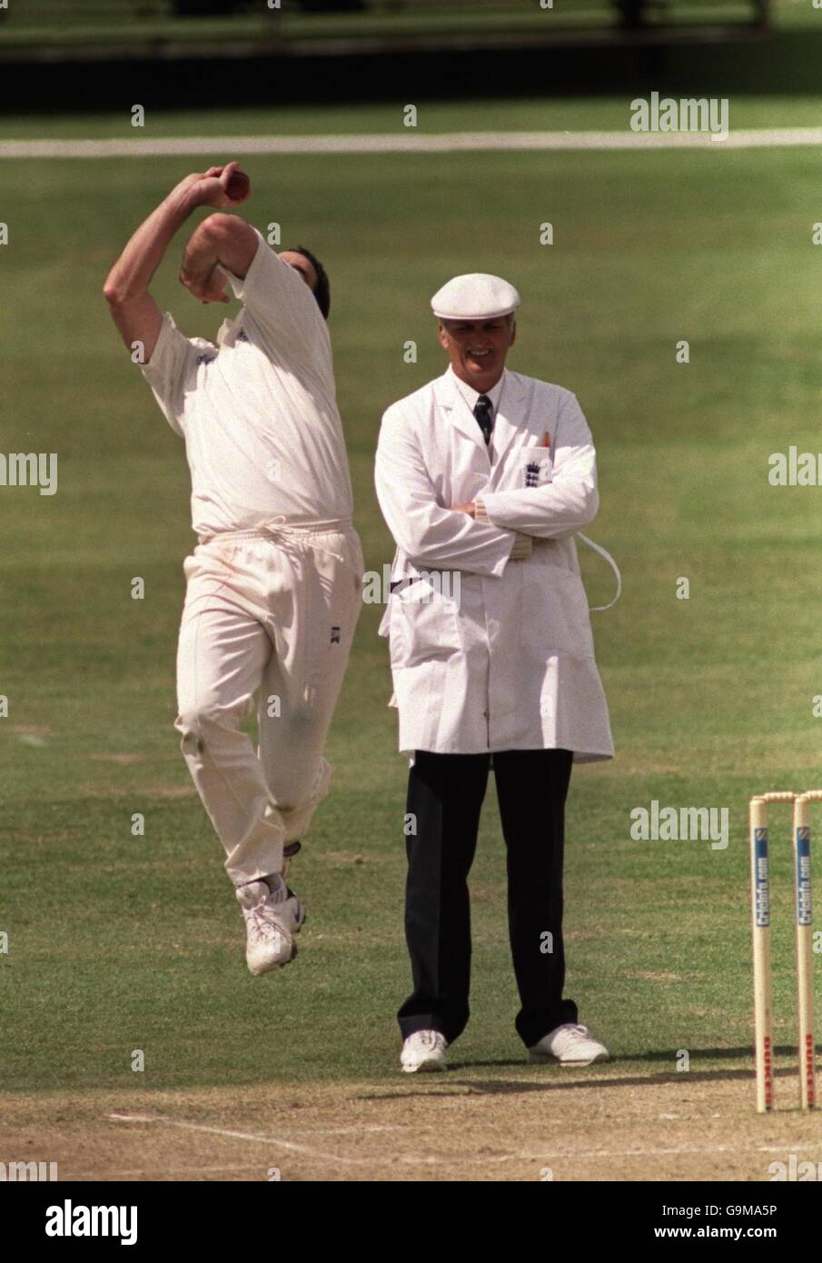 Cricket - Cricinfo County Championship Division One - Surrey V Somerset - Dritter Tag. Surreys Martin Bichnell schält sich zu Somerset's Jamie Cox Stockfoto