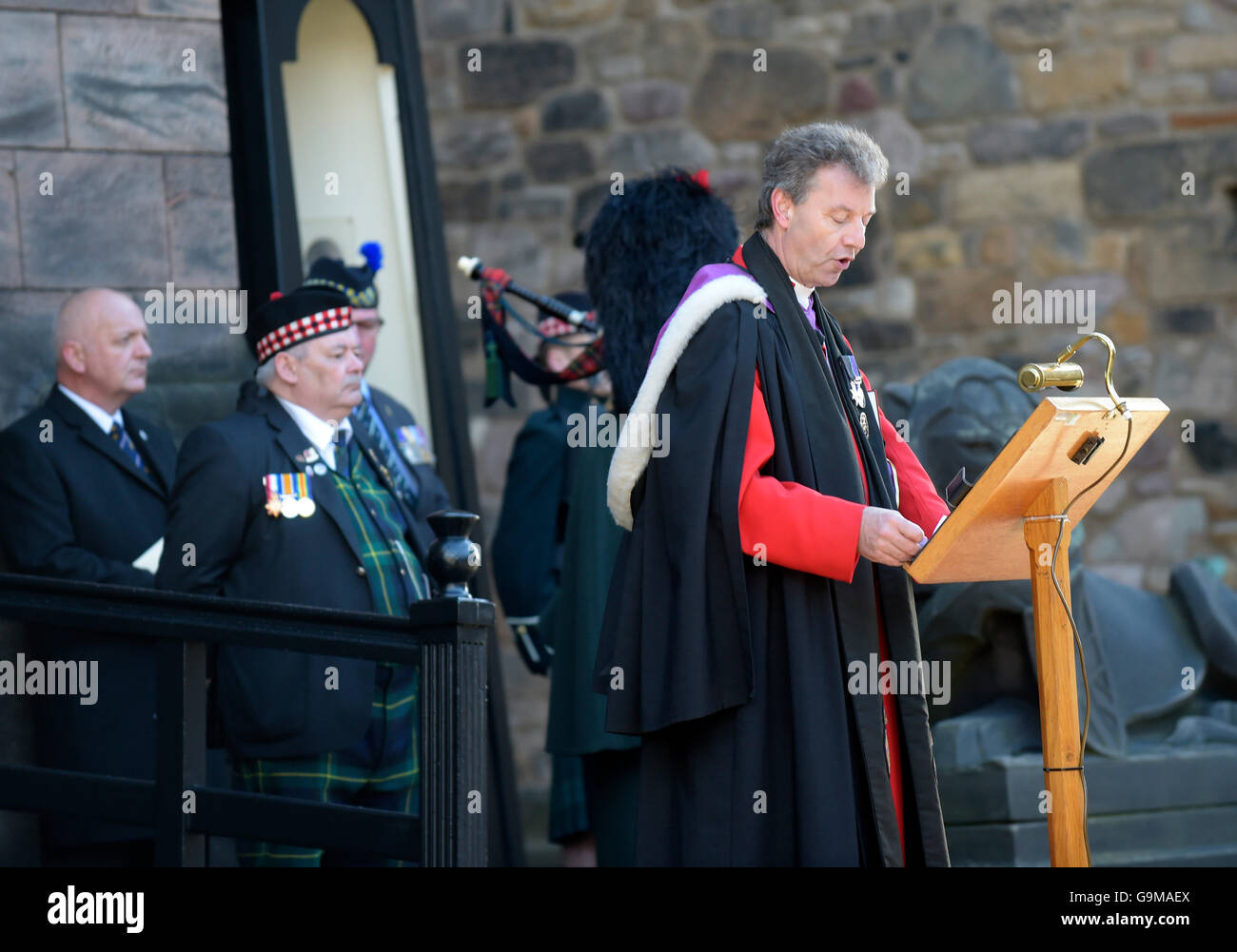 Reverend Neil Gardner Cannongate Kirk spricht während einen besonderen Service danach eine Nacht Vigil, Edinburgh Castle, Schottland markiert den 100. Jahrestag der Schlacht an der Somme. Stockfoto