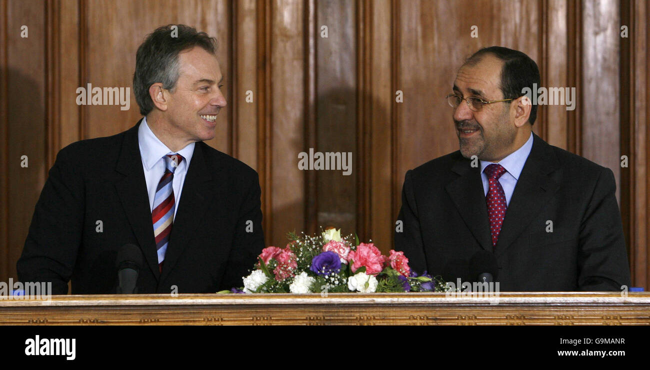 Der britische Premierminister Tony Blair (links) und der irakische Premierminister Nuri Al-Maliki (rechts) sprechen auf einer Pressekonferenz in der befestigten Grünen Zone in Bagdad. Stockfoto