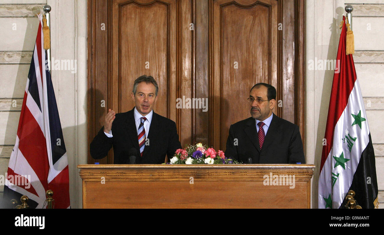 Der britische Premierminister Tony Blair (links) und der irakische Premierminister Nuri Al-Maliki (rechts) sprechen auf einer Pressekonferenz in der befestigten Grünen Zone in Bagdad. Stockfoto