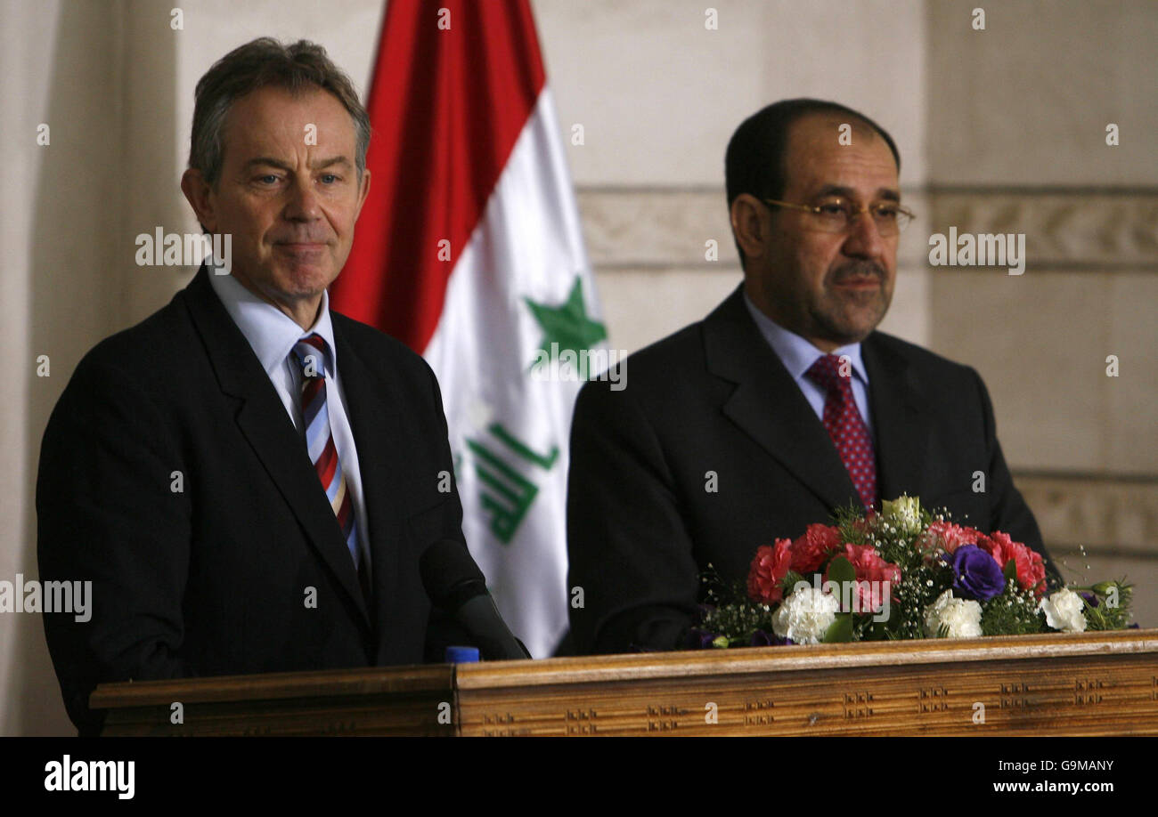 Der britische Premierminister Tony Blair (links) und der irakische Premierminister Nuri Al-Maliki (rechts) sprechen auf einer Pressekonferenz in der befestigten Grünen Zone in Bagdad. Stockfoto
