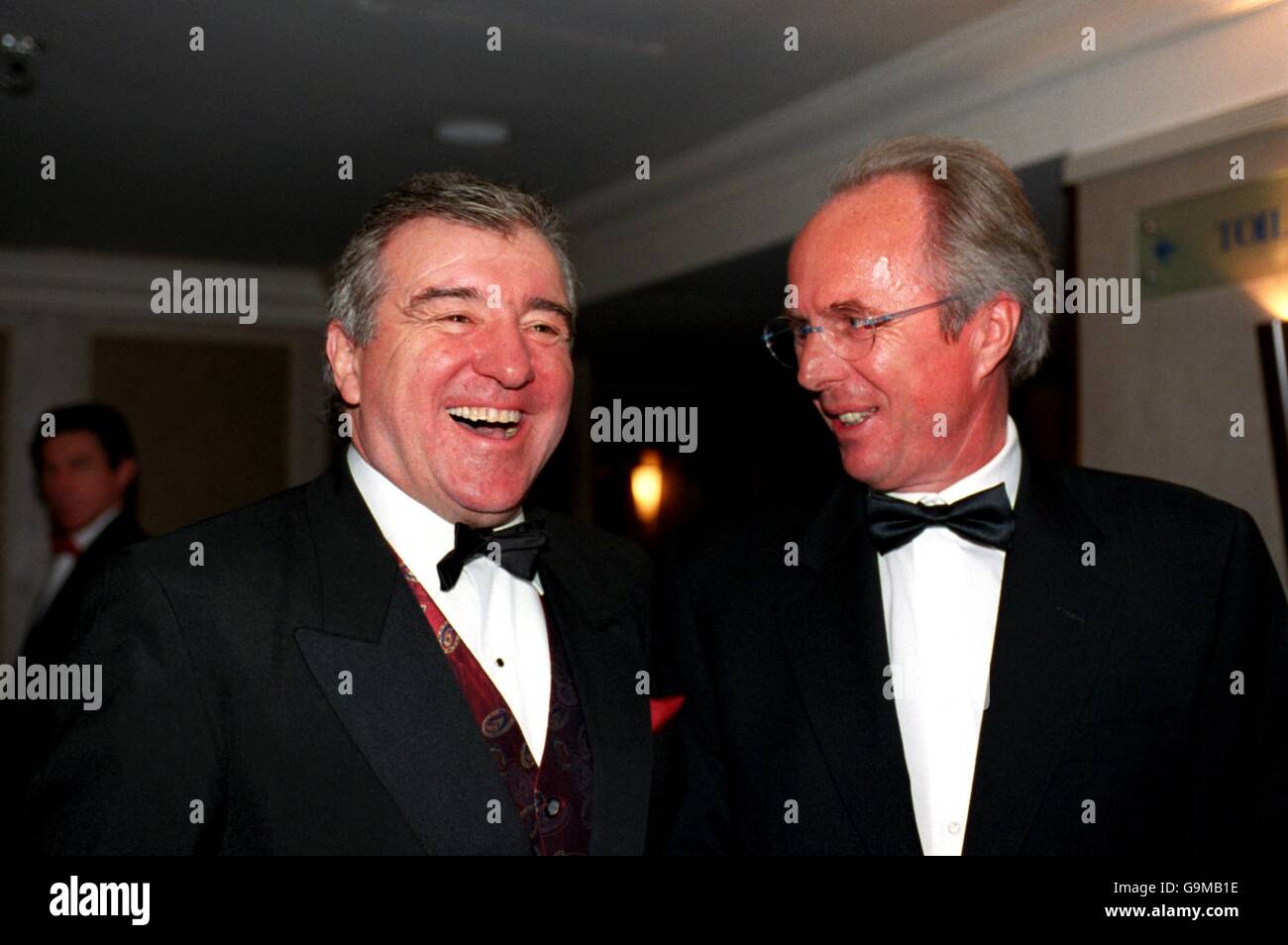 Fußball – PFA Player of the Year Awards. Der englische Manager Sven Goran Eriksson (r) und einer seiner Vorgänger, Terry Venables (l), lachen Stockfoto