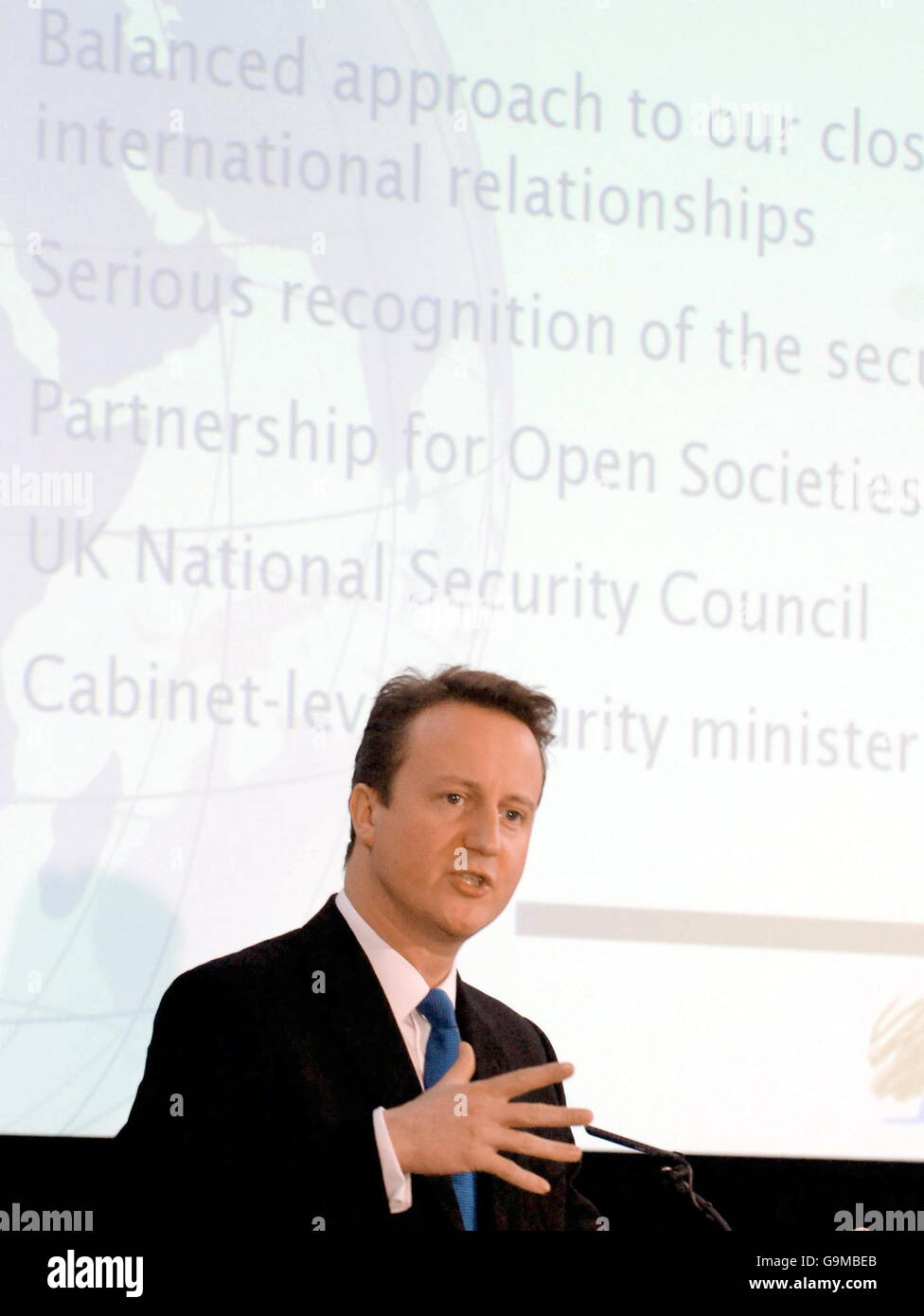 Der konservative Parteivorsitzende David Cameron hält vor Mitgliedern des Royal United Services Institute (RUSI) eine Rede zum Halbzeitbericht der konservativen Nationalen und Internationalen Sicherheitsgruppe über sicherheitsrelevante Fragen in der Außen- und Innenpolitik in London. Stockfoto