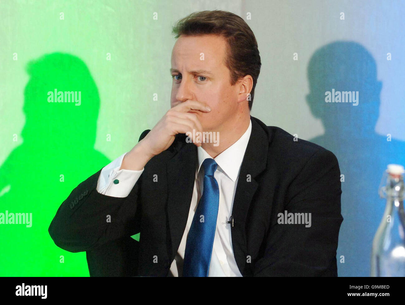 Der konservative Parteivorsitzende David Cameron hört zu, wie Dame Pauline Neville-Jones vor Mitgliedern des Royal United Services Institute (RUSI) eine Rede über den Halbzeitbericht der konservativen Nationalen und Internationalen Sicherheitsgruppe zu sicherheitspolitischen Fragen in der Außen- und Innenpolitik in London hält. Stockfoto