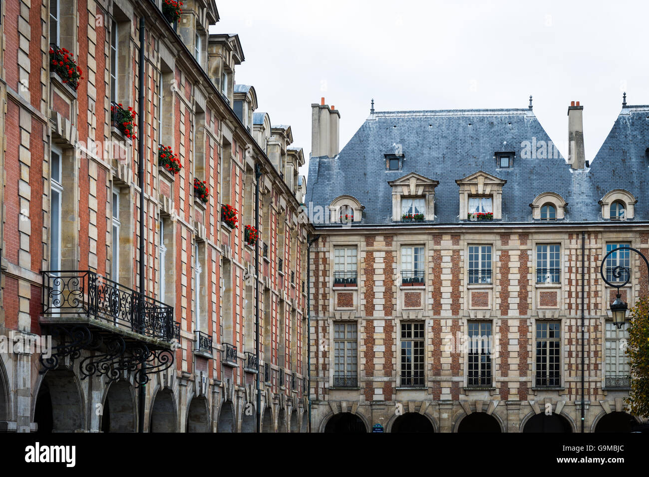 Orte des Vosges. Die charmante royal Square befindet sich im lebendigen Marais-Viertel. Stockfoto