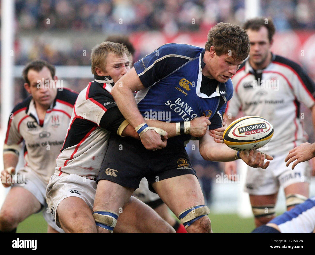 Malcolm O'Kelly von Leinster wird während des Spiels der Magners League in der Lansdowne Road, Dublin, von Ulsters Rodger Wilson angegangen. Stockfoto