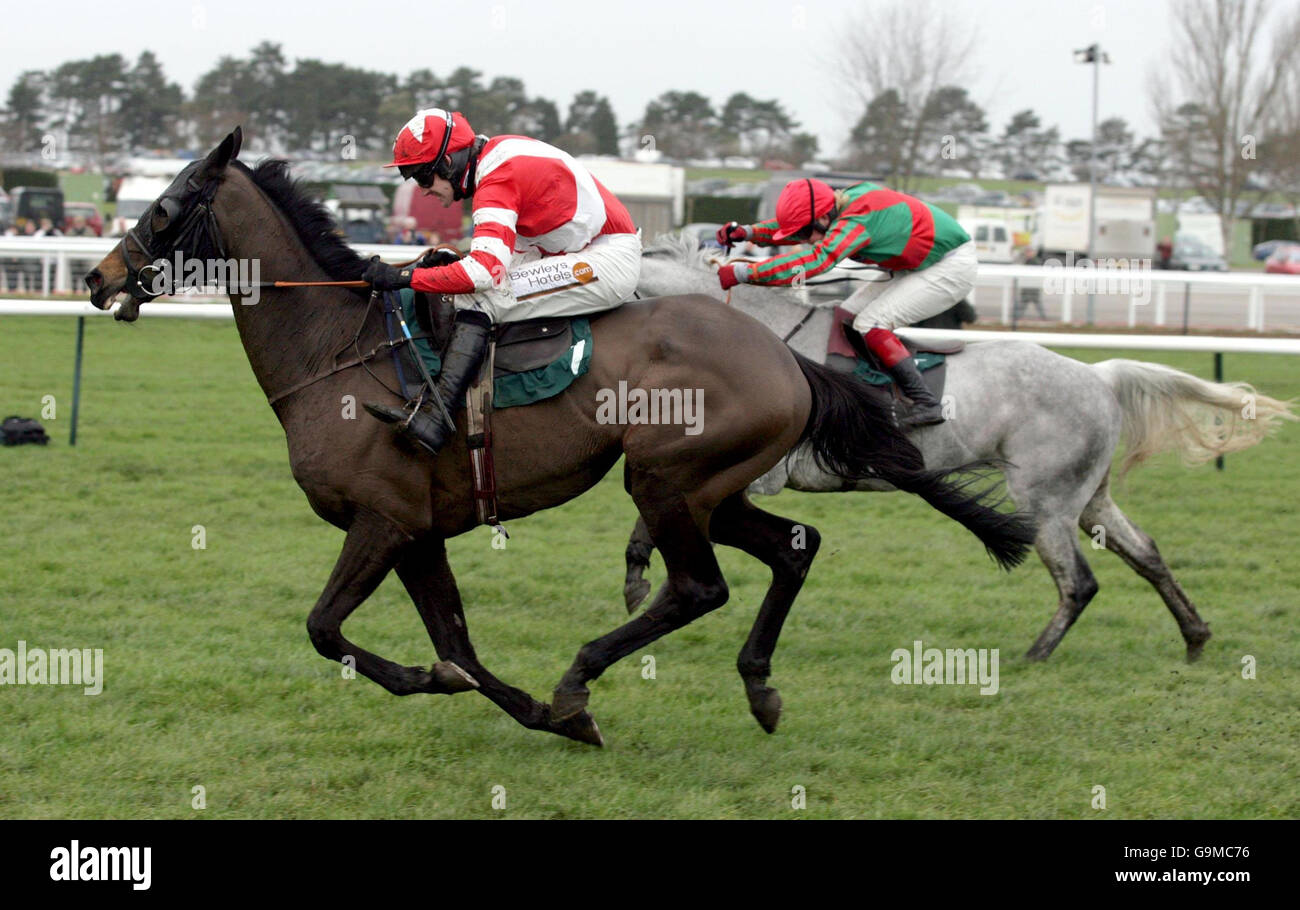 Cornish Rebel und Jockey Ruby Walsh (links) gewinnen den Unicoin Homes Handicap Steeple Chase von Fork Lightning und Jockey Robert Thornton auf der Cheltenham Racecourse. Stockfoto