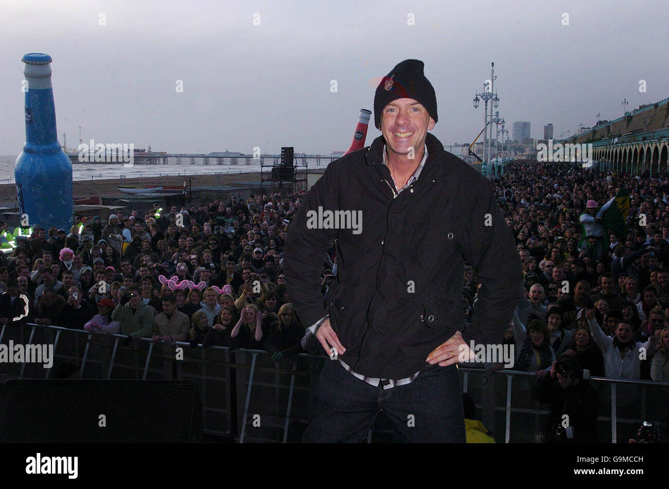 Norman Cook, alias Fat Boy Slim, vor seinem Neujahrstag Big Beach Boutique 3 Gig an der Strandpromenade von Brighton. Stockfoto