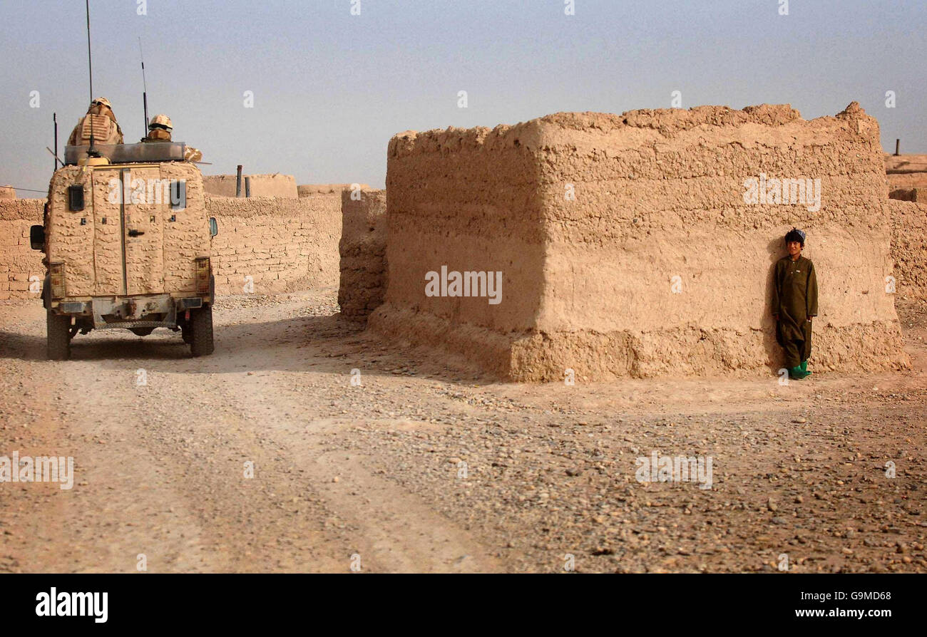 Zuvor unveröffentlichtes Foto vom 07/01/07einer Royal Marine Commando Patrouille in der Nähe des Dorfes Muktar in der Nähe von Lashkar Gah in der Provinz Helmand in Afghanistan. Stockfoto