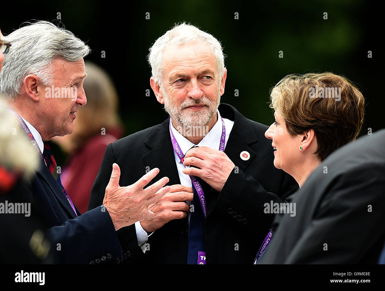 Labour-Partei Führer Jeremy Corbyn (Mitte) passt seinen Kragen, als er wartet zu seinem Startplatz für das Gedenken an den hundertsten Jahrestag der Schlacht an der Somme im Commonwealth War Graves Kommission Thiepval Memorial in Thiepval, Frankreich, wo 70.000 britischen und Commonwealth-Soldaten mit keinen bekannten Grab gedacht sind. Stockfoto