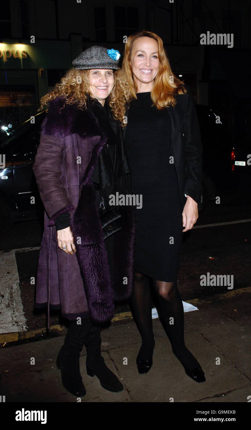 Jerry Hall (rechts) und Suzanne Wyman (Frau von Rolling Stone Bill), die im Electric Cinema in Notting Hill, West London, Nick Broomfields Film 'Ghosts' vorführen. Stockfoto