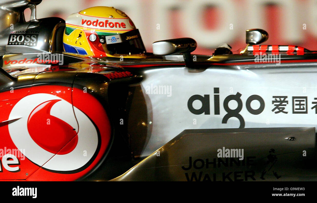 Lewis Hamilton fährt seinen Vodafone McLaren Mercedes durch die Straßen von Valencia während seines Starts in L'Hemisferic, Ciudad de las Artes y de las Ciencias, Valencia, Spanien. Stockfoto