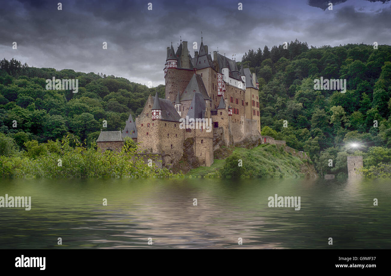 Die Höhenburg ist echt, aber sonst nichts. Dieses Bild dient zur Bildschirmhintergründe. Stockfoto