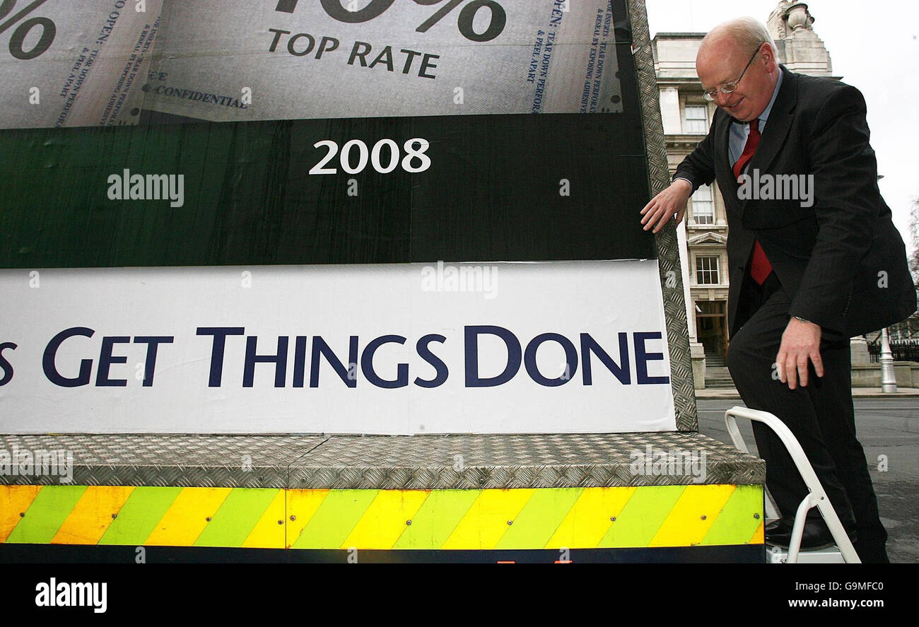 Justizminister Michael McDowell TD startet das zweite Billboard der Progressive Democrats Billboard Kampagne für die Parlamentswahlen außerhalb der Regierungsgebäude in Dublin. Stockfoto