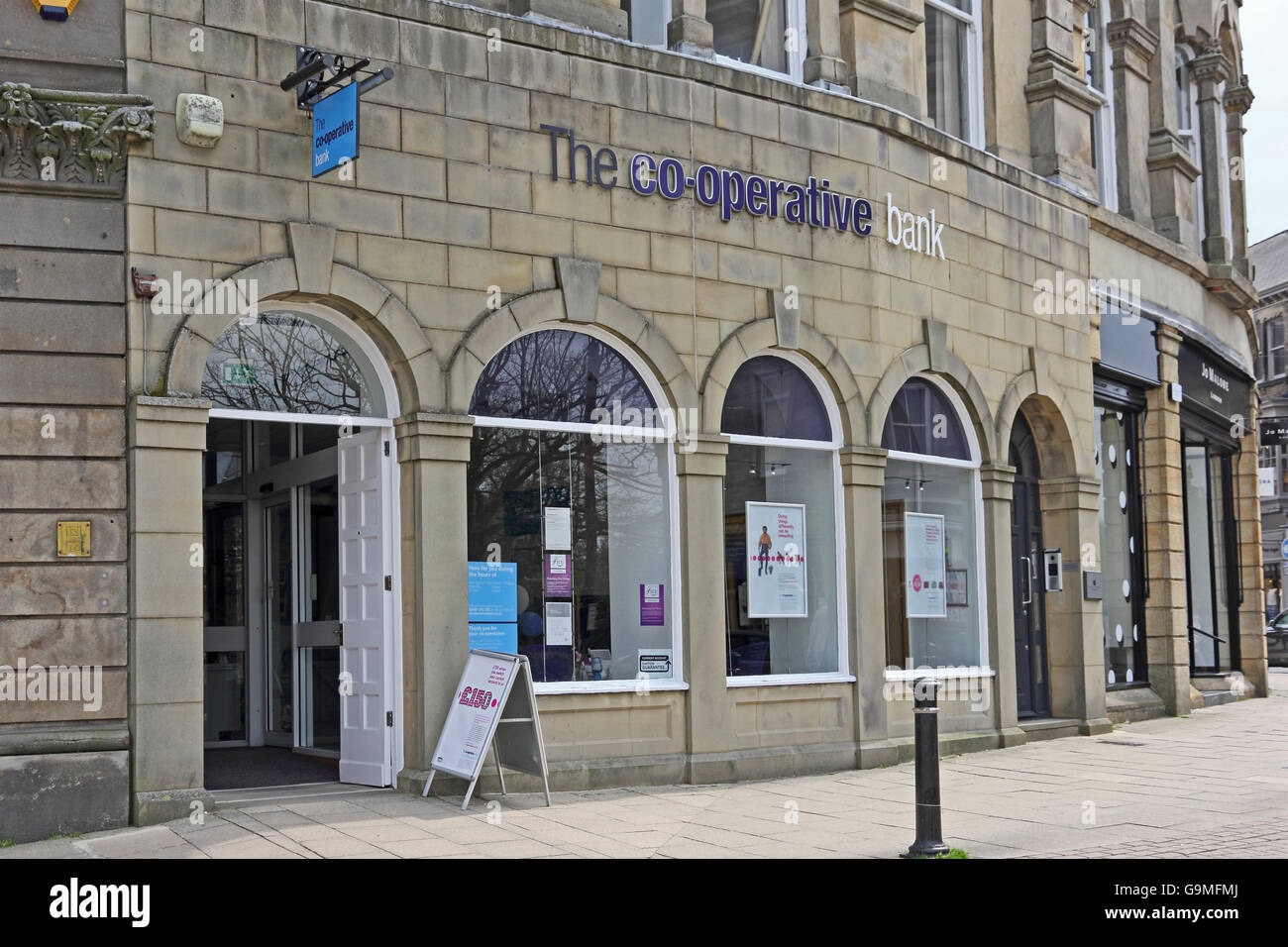 Die Co-Operative Bank-Filiale in Harrogate Stockfoto