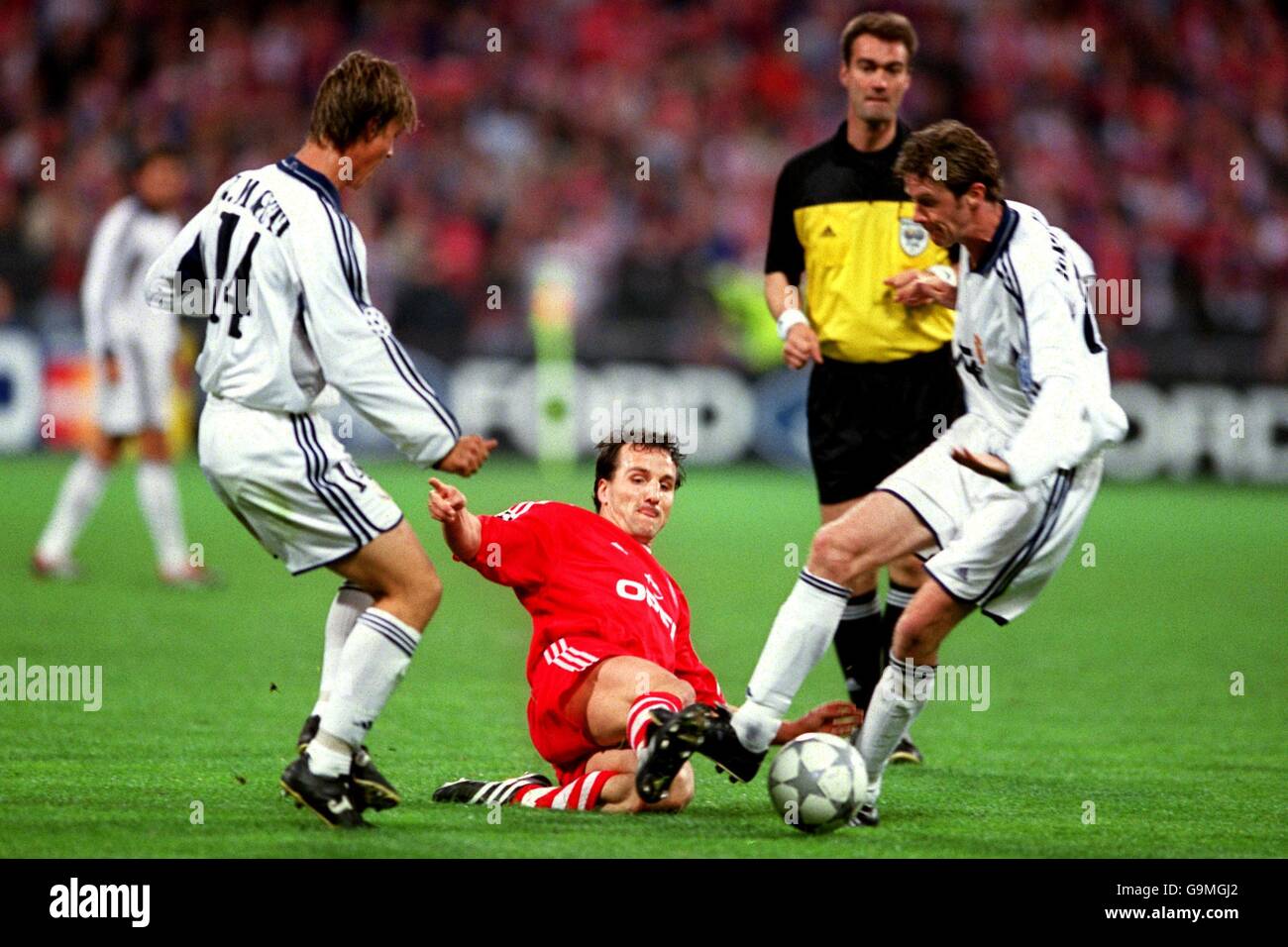 Fußball - UEFA Champions League - Halbfinale - Rückspiel - Bayern München /  Real Madrid. Jens Jeremies (c) von Bayern München wird in Guti (l) und  Steve McManaman (r) von Real Madrid aufgeführt Stockfotografie - Alamy