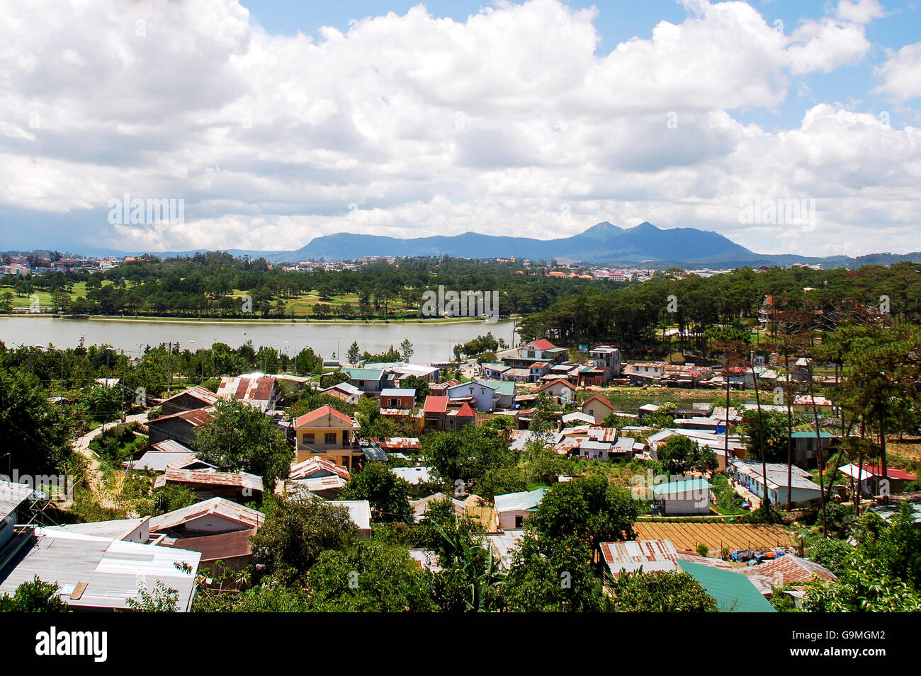 Häuser in der Nähe des Sees Stockfoto Häuser in der Nähe des Sees Stockfoto