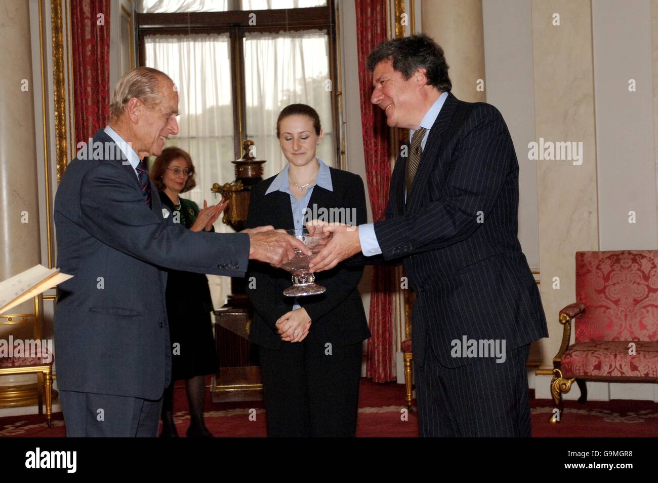 Der Duke of Edinburgh überreicht dem Autor Philip Gooden im Buckingham Palace den HRH Duke of Edinburgh ESU English Language Award 2006. Stockfoto