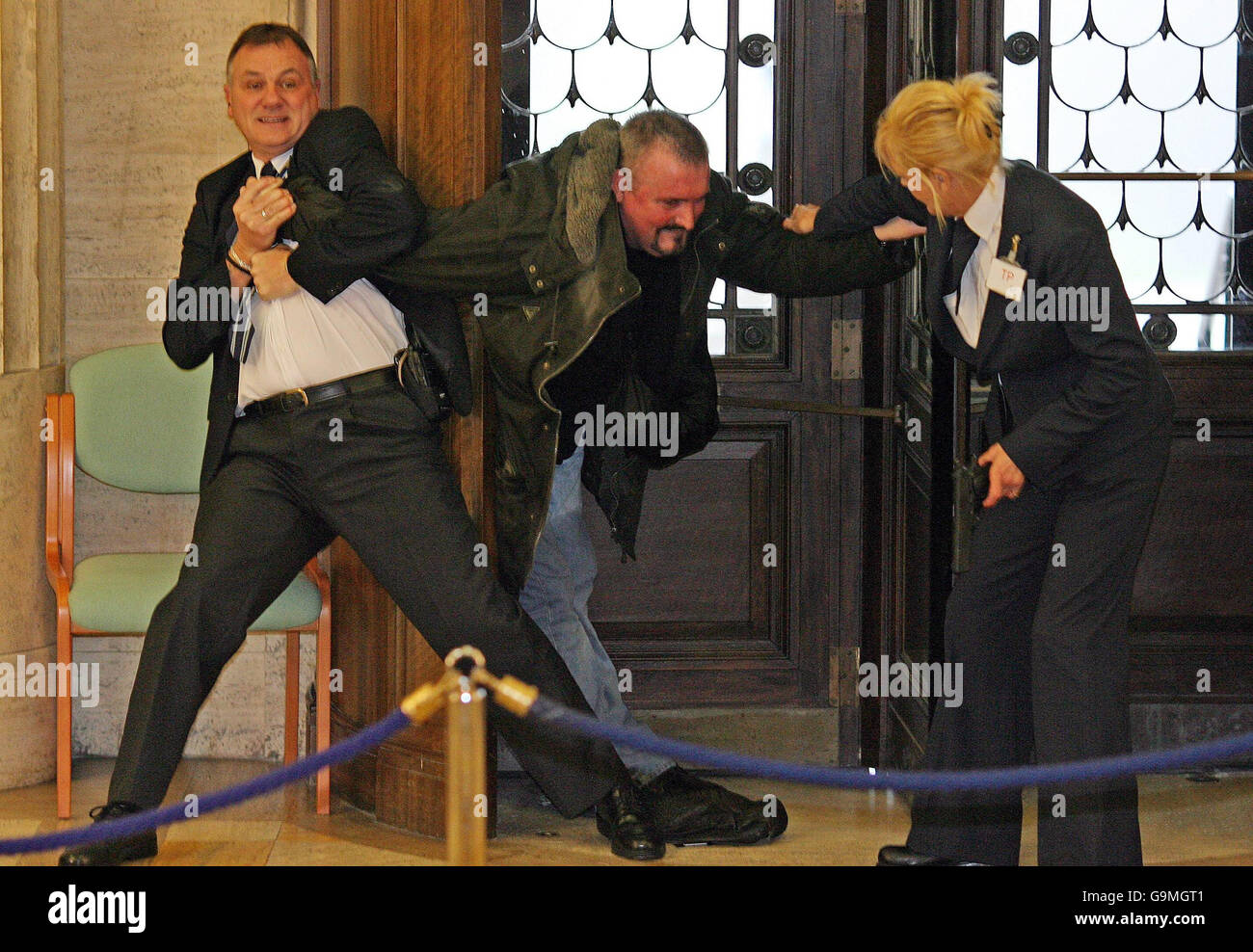 Michael Stone wird zurückgehalten werden Sicherheitspersonal, nachdem er die Aussetzung der Stormont-Versammlung heute gezwungen, nachdem er behauptet hatte, eine Bombe in Parlamentsgebäude geworfen. Stockfoto