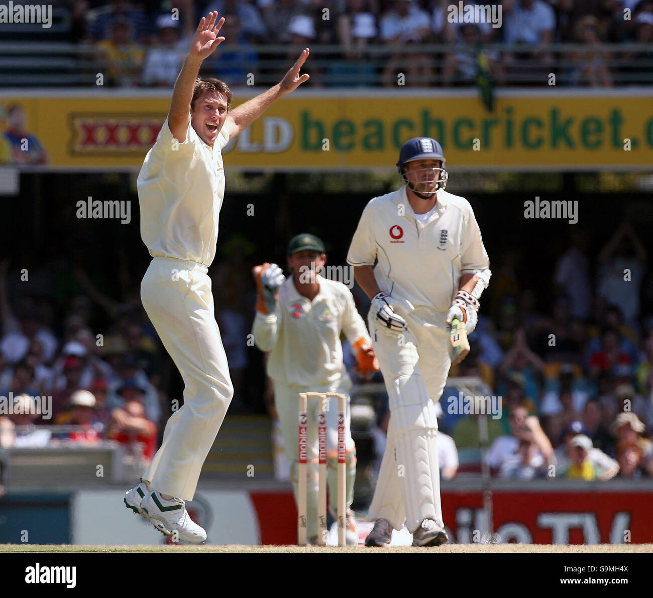 Der Australier Glenn McGrath feiert am dritten Tag des ersten Testmatches in Gabba, Brisbane, Australien, die Entlässt des Englands Steve Harmison wegen einer Ente. Stockfoto