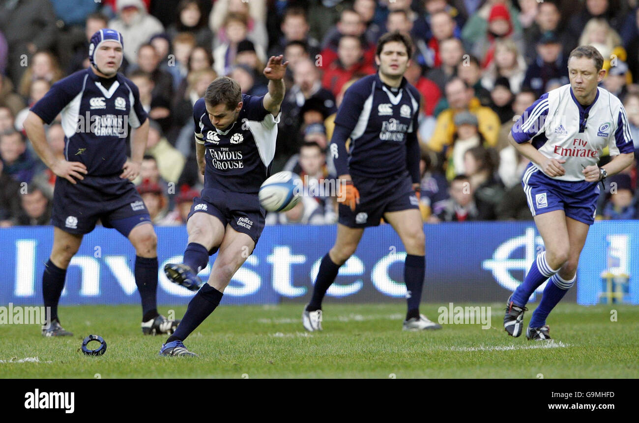 Der Schottlands Chris Paterson nimmt während des Internationalen Spiels in Murrayfield, Edinburgh, eine Konversion gegen Australien an. Stockfoto