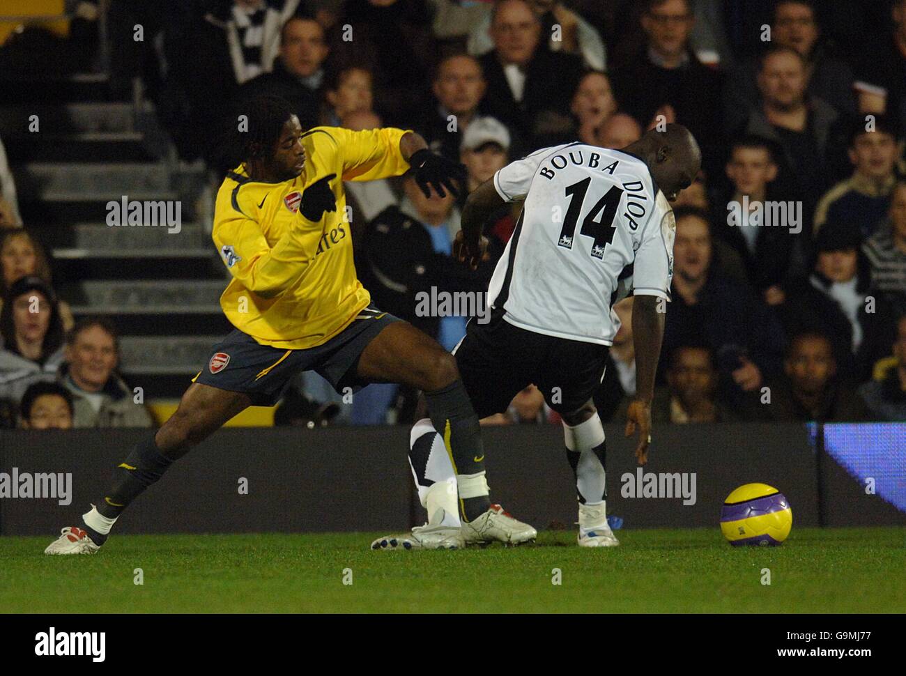 Fußball - FA Barclays Premiership - Fulham / Arsenal - Craven Cottage. Alexandre Song Billong (l) von Arsenal und Papa Bouba Diop von Fulham kämpfen um den Ball Stockfoto