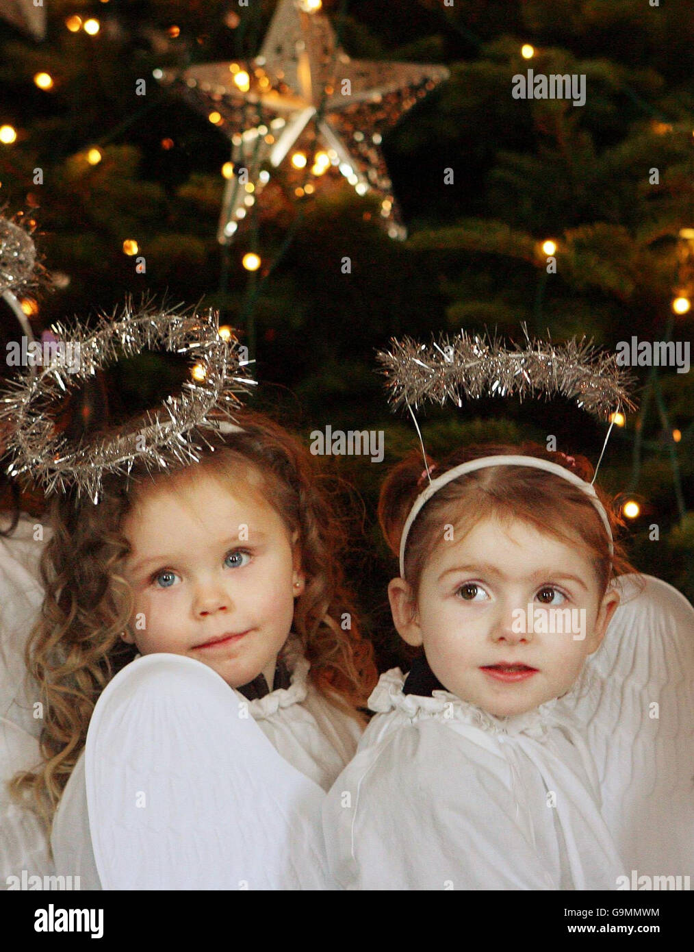 Kinder von St. Joseph's Nursery in Maryland singen Weihnachtslieder beim Segen der lebenden Tierkrippe im Mansion House in Dublin. Stockfoto