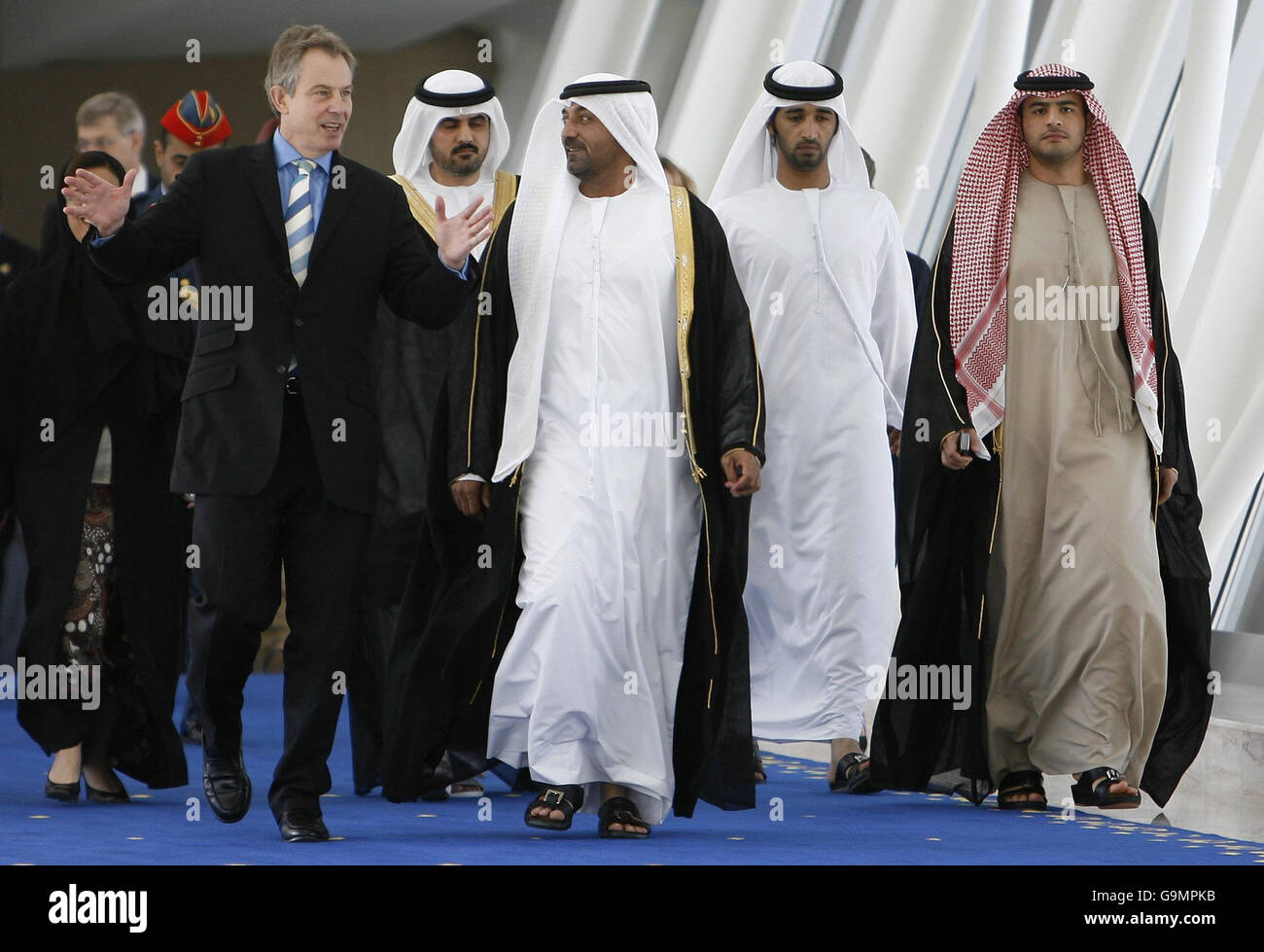 Der britische Premierminister Tony Blair (linke Front) spricht mit Sheik Ahmed bin Saeed al-Maktoum, dem Vorsitzenden der Fluggesellschaft Emirates (dritter von rechts), während er am Flughafen Dubai, Vereinigte Arabische Emirate, zu seinem Flugzeug geht. Stockfoto