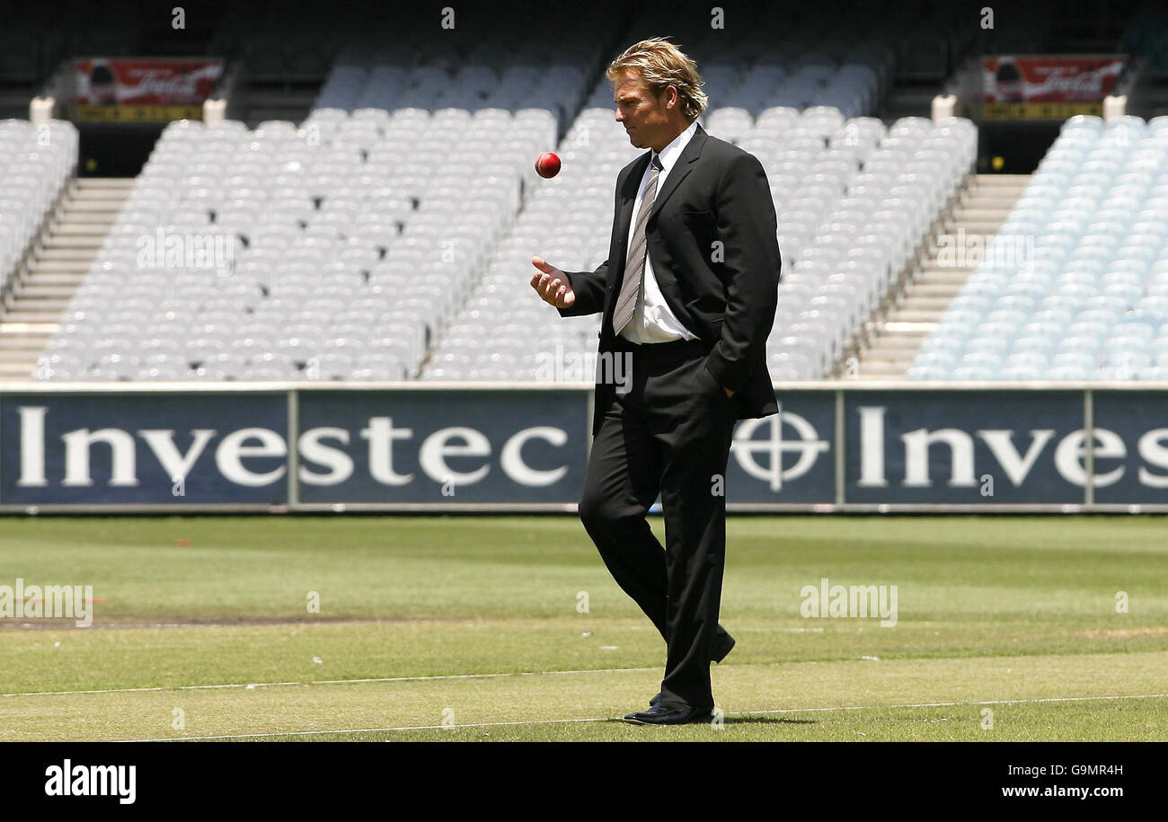 Cricket - Ashes Tour - Shane Warne - Pressekonferenz - Melbourne. Der australische Spin-Bowler Shane Warne posiert nach einer Pressekonferenz im MCG in Melbourne für Fotografen. Stockfoto