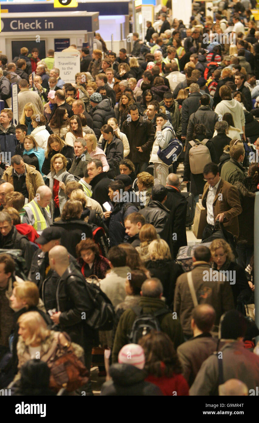 Hunderte von Passagieren stehen im Terminal 1 des Flughafens Heathrow, London, an, nachdem 180 Flüge von British Airways aus Heathrow aufgrund von dichtem Nebel storniert wurden. Stockfoto
