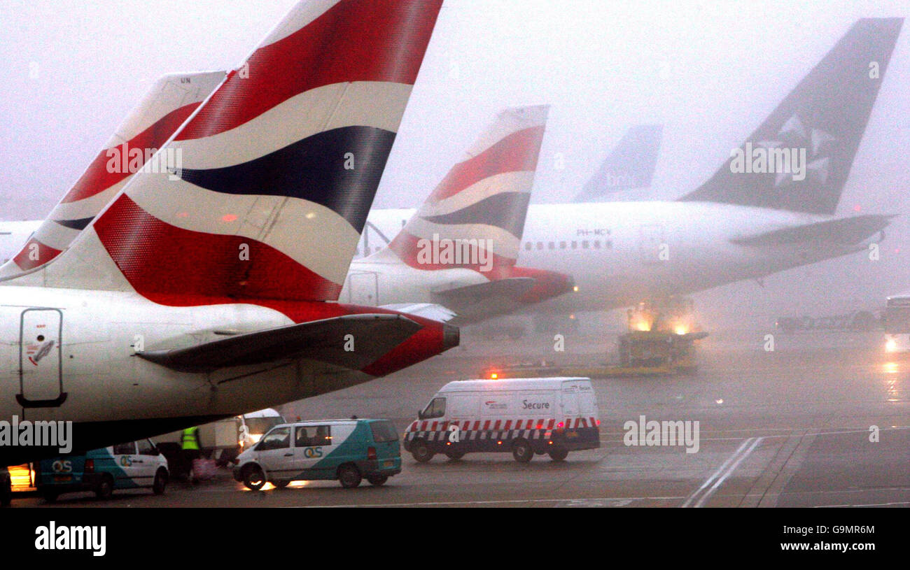 Die Flugzeuge warten am Heathrow Terminal, nachdem 180 Flüge von British Airways aus Heathrow wegen dichtem Nebel storniert wurden. Stockfoto