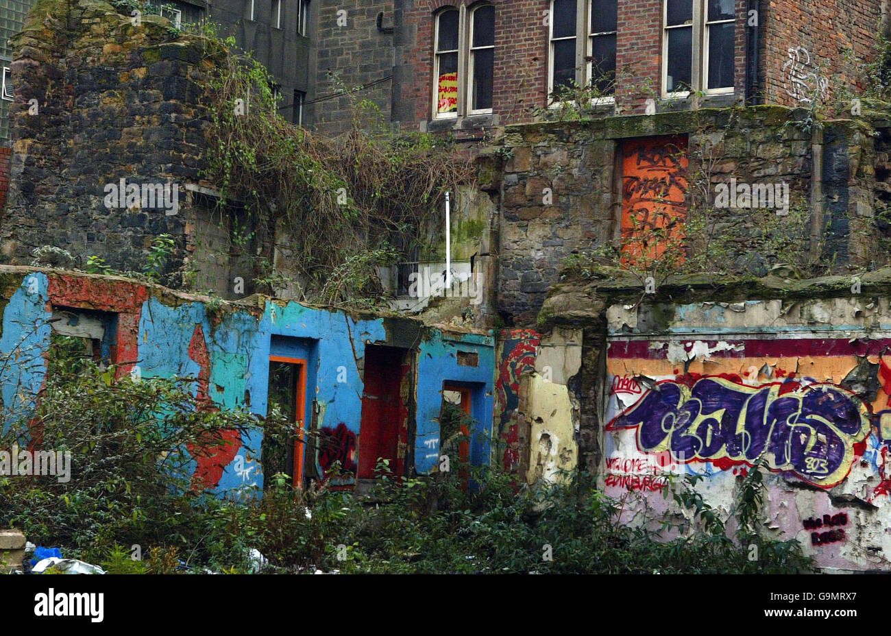 Urbaner Verfall. Abfall vor der Royal Mile, Edinburgh. Stockfoto