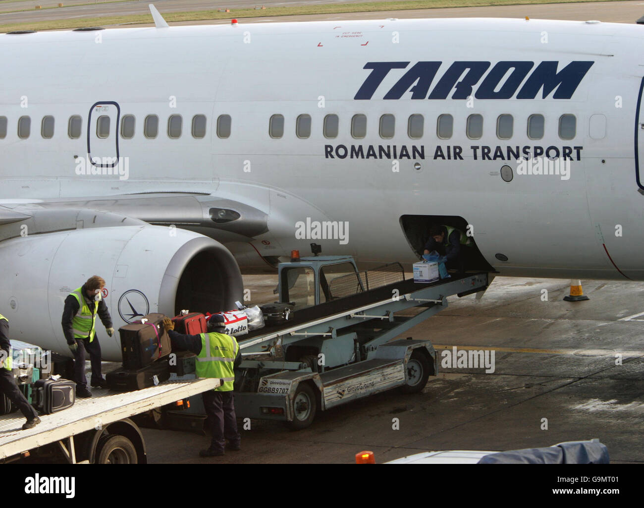 Ein Flugzeug von Tarom, der nationalen Fluggesellschaft Rumäniens, am Londoner Flughafen Heathrow. Stockfoto