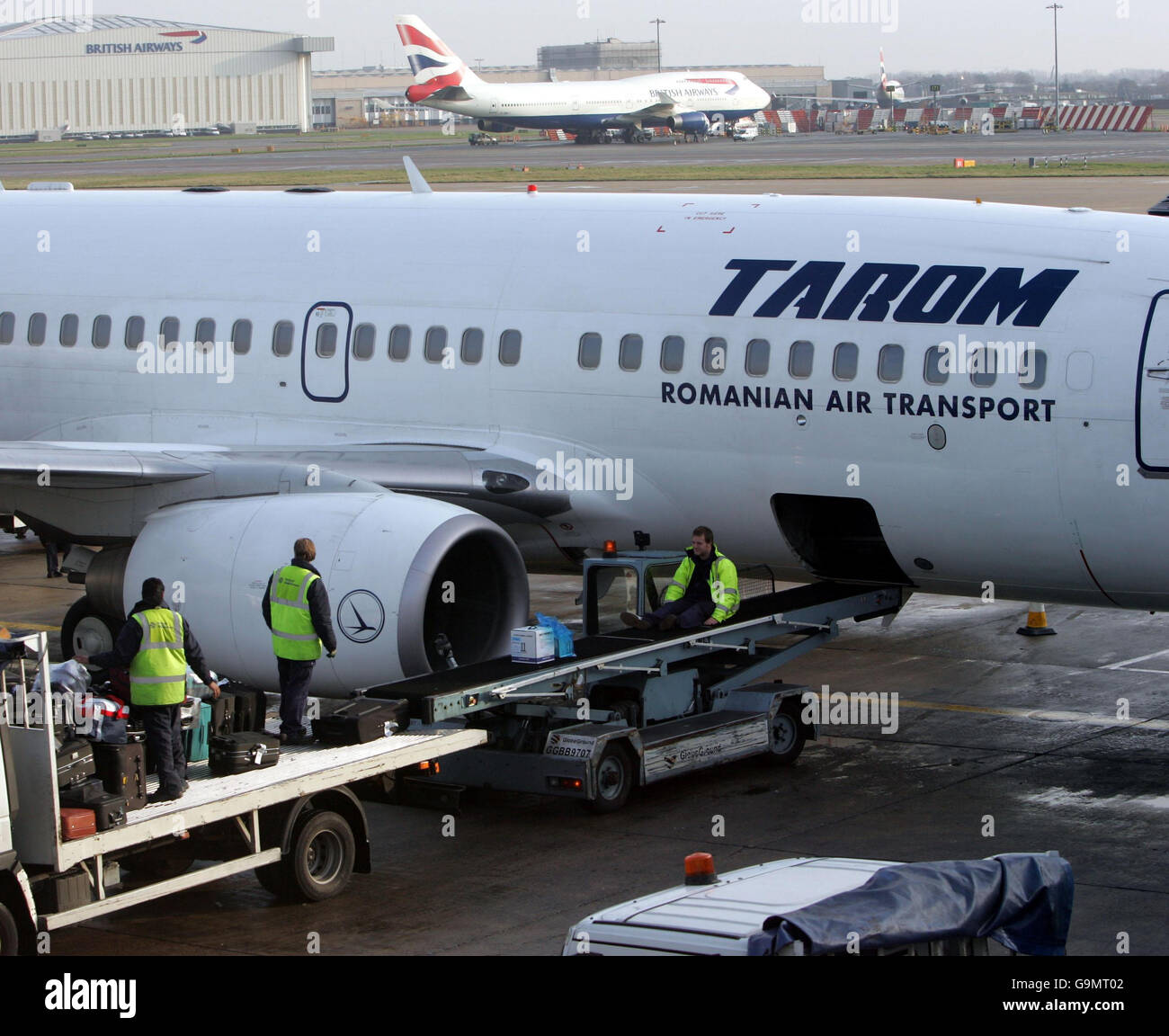 Rumänien tritt der Europäischen Union bei. Ein Flugzeug der nationalen rumänischen Fluggesellschaft Tarom am Londoner Flughafen Heathrow. Stockfoto