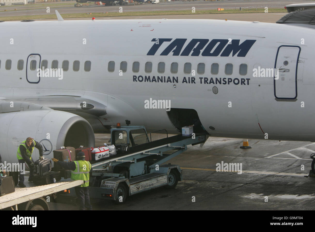 Ein Flugzeug von Tarom, der nationalen Fluggesellschaft Rumäniens, am Londoner Flughafen Heathrow. Stockfoto
