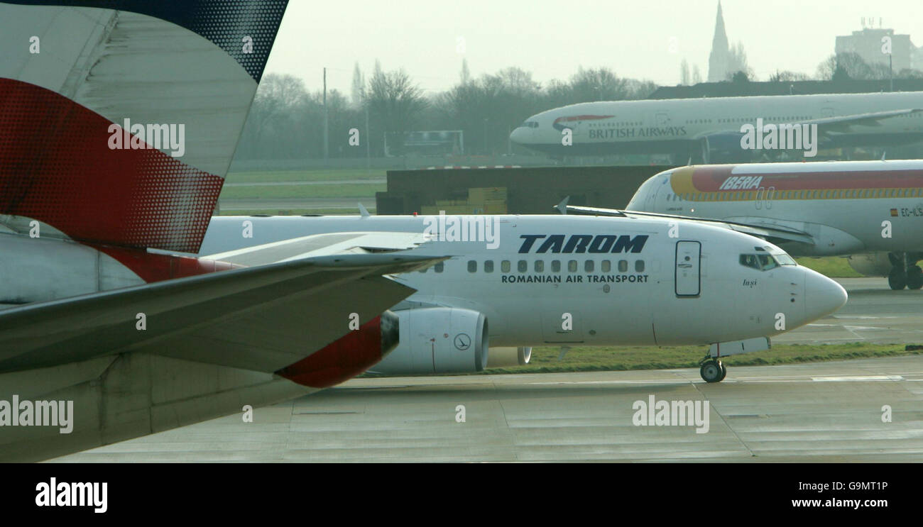 Rumänien tritt der Europäischen Union bei. Ein Flugzeug der nationalen rumänischen Fluggesellschaft Tarom am Londoner Flughafen Heathrow. Stockfoto