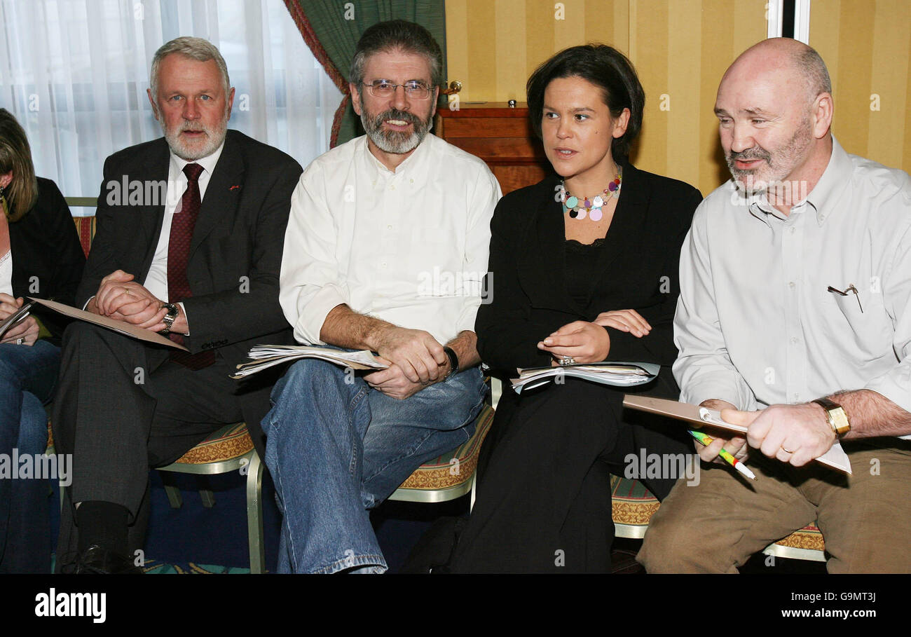 (Von links nach rechts) Sinn Fein's Martin Ferris, Gerry Adams, Mary Lou McDonald und Alex Maskey beim ARD Chomhairle Meeting im Great Southern Hotel, Dublin Airport, um die Frage der Unterstützung für das PSNI zu diskutieren. Stockfoto