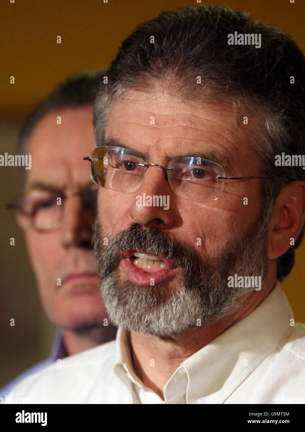 Gerry Adams (rechts) von Sinn Fein und Gerry Kelly (links), Sprecher der Polizei, sprechen nach einem Treffen mit der ARD Chomhairle heute, nachdem sie vereinbart hatten, eine spezielle Parteikonferenz abzuhalten, um die Frage der Unterstützung für die PSNI zu diskutieren. Stockfoto