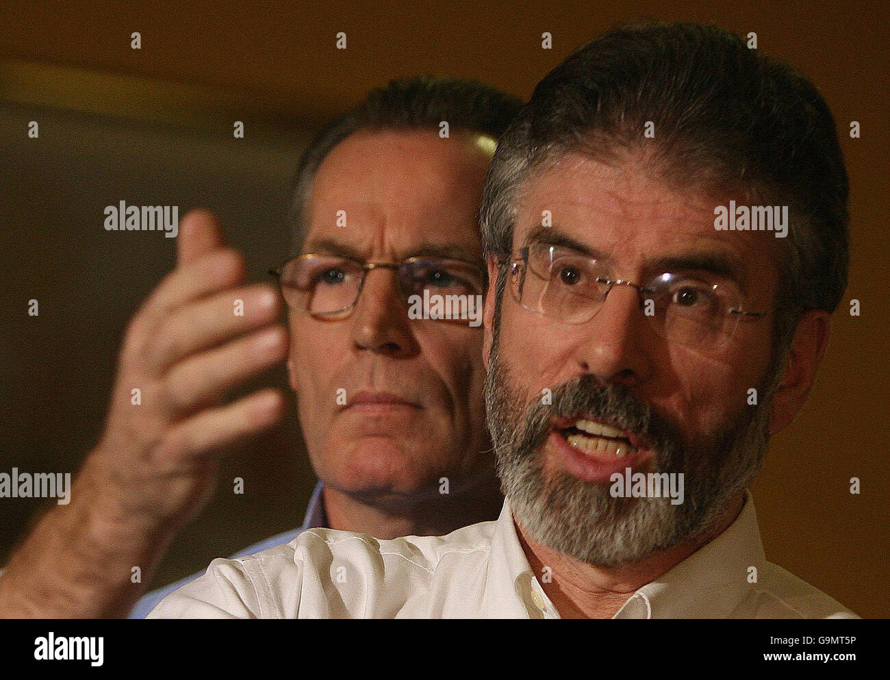Gerry Adams bewegt PSNI unterstützen Stockfoto