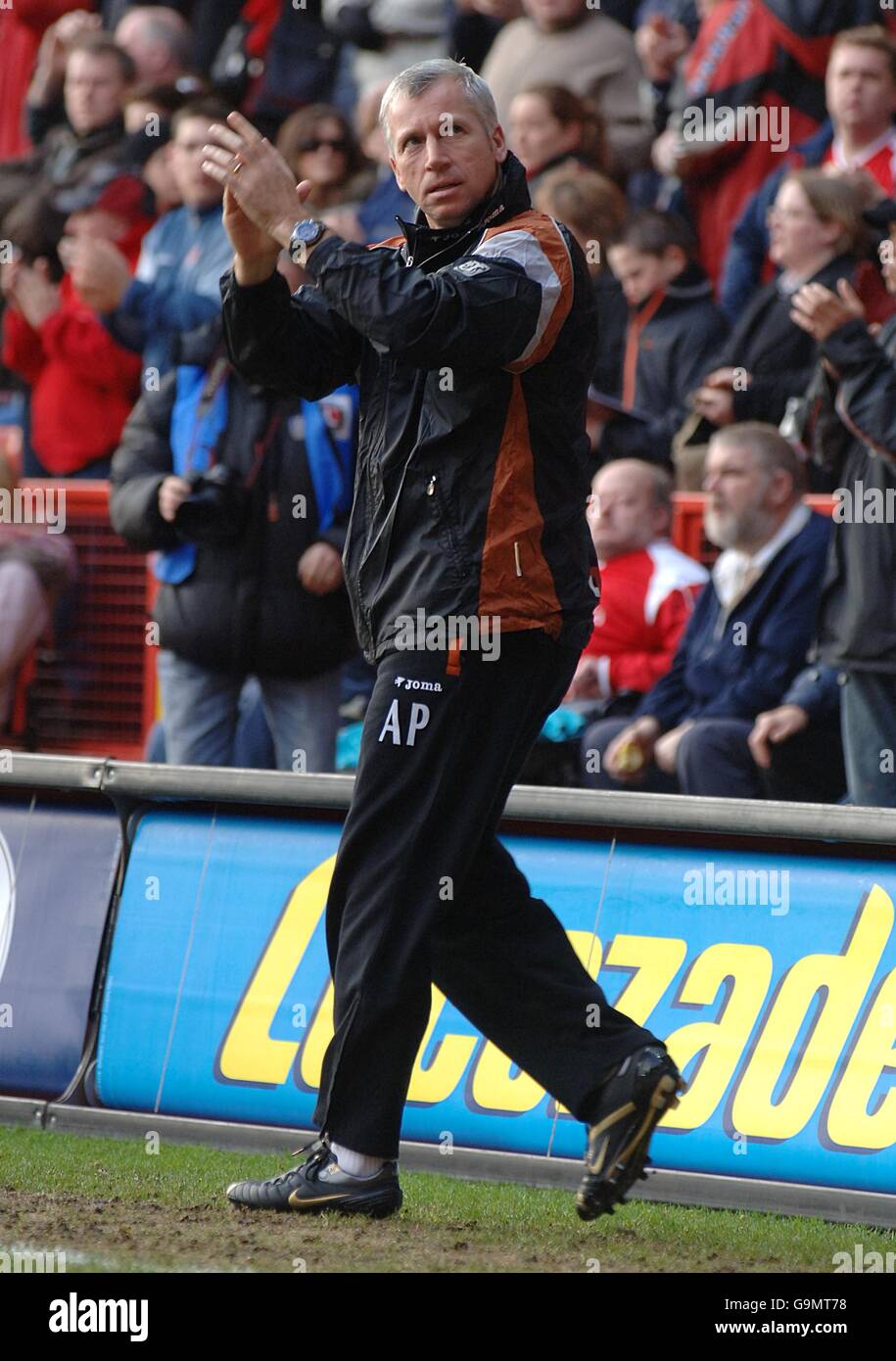 Fußball - FA Barclays Premiership - Charlton Athletic / Aston Villa - The Valley. Alan Pardew, Manager von Charlton Stockfoto