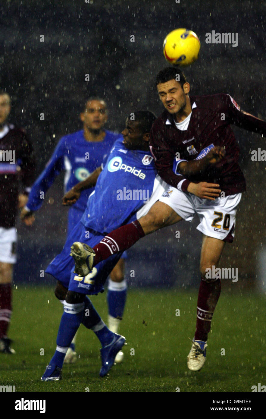 Northampton's Pedj Bojic (rechts) führt den Ball während des Coca-Cola League One Spiels im Sixfields Stadium, Northampton, von Millwall's Marvin Williams weg. Stockfoto