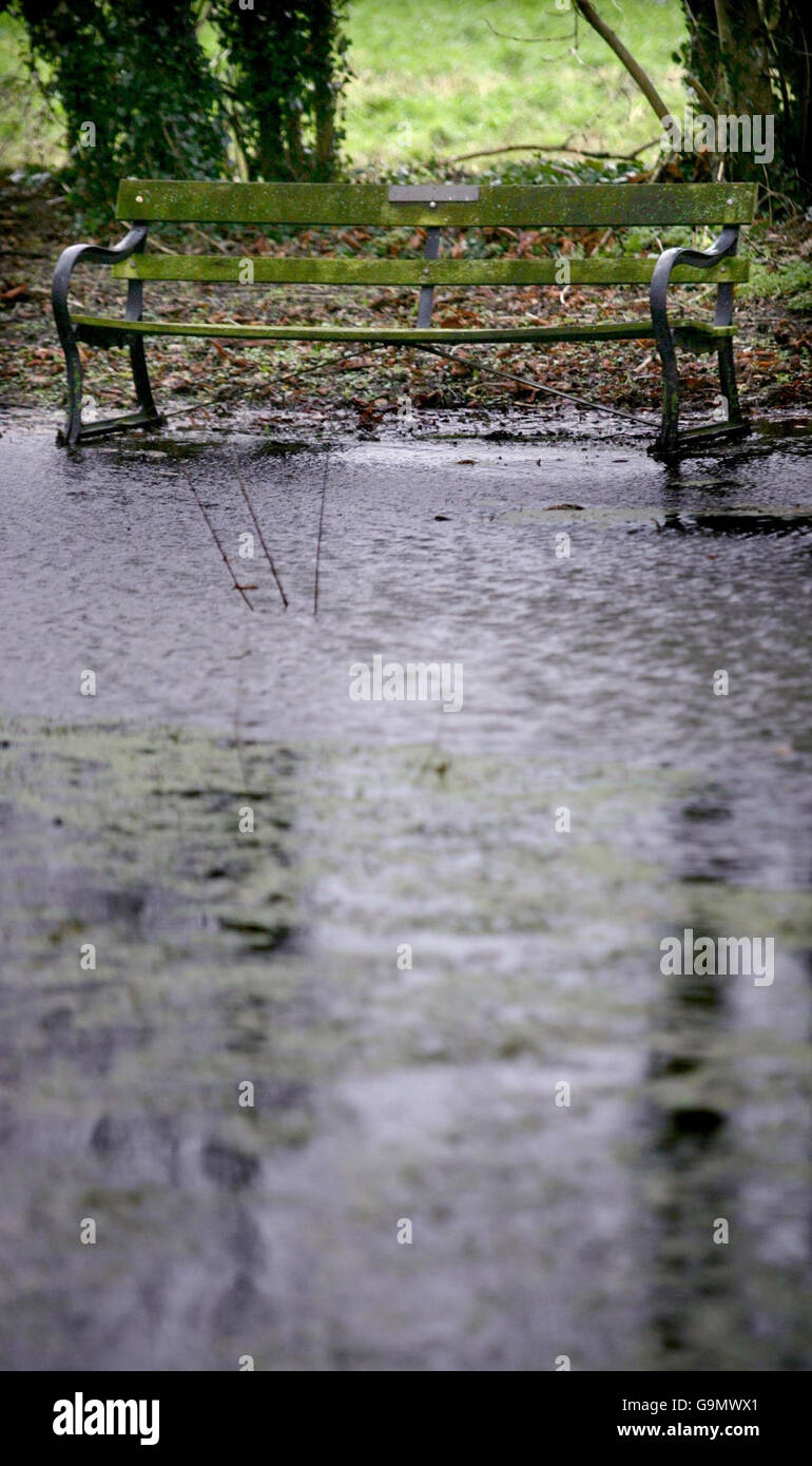 Eine Bank wird in einem überfluteten Garten in Didmarton, Gloucestershire gesehen, nach starkem Regen über Nacht. Stockfoto