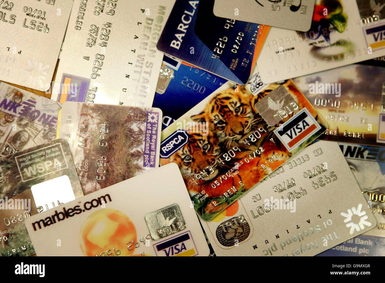 Generisches Stockbild von gefälschten Kreditkarten, abgebildet in der DCPDU (dedizierte Scheck- und Plastikkriminaleinheit), London. Stockfoto