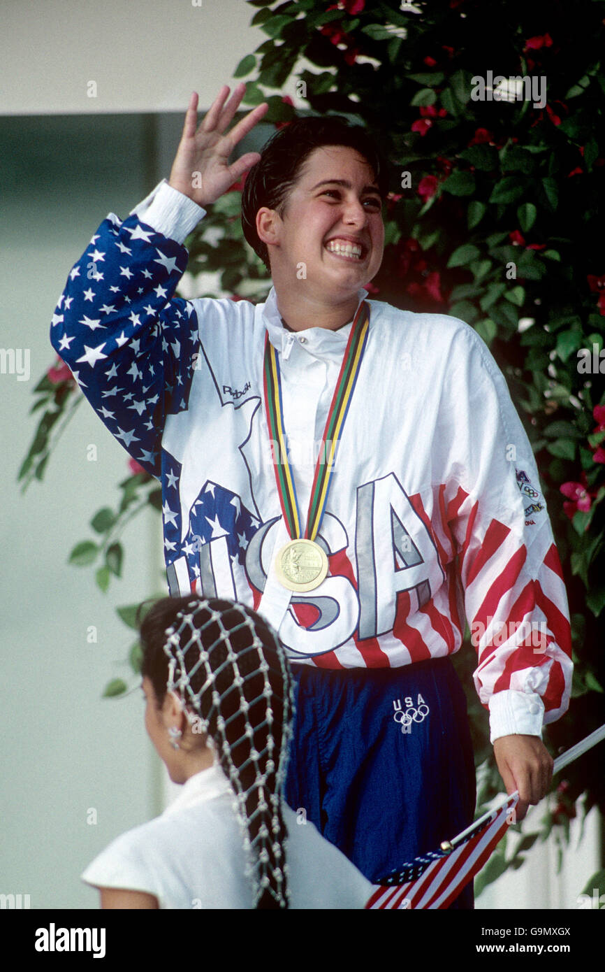 Schwimmen - Olympische Spiele 1992 in Barcelona - Freistil der Frauen über 800 Meter. Die US-Amerikanerin Janet Evans winkt ihren Anhängern zu, nachdem sie die Goldmedaille erhalten hat Stockfoto