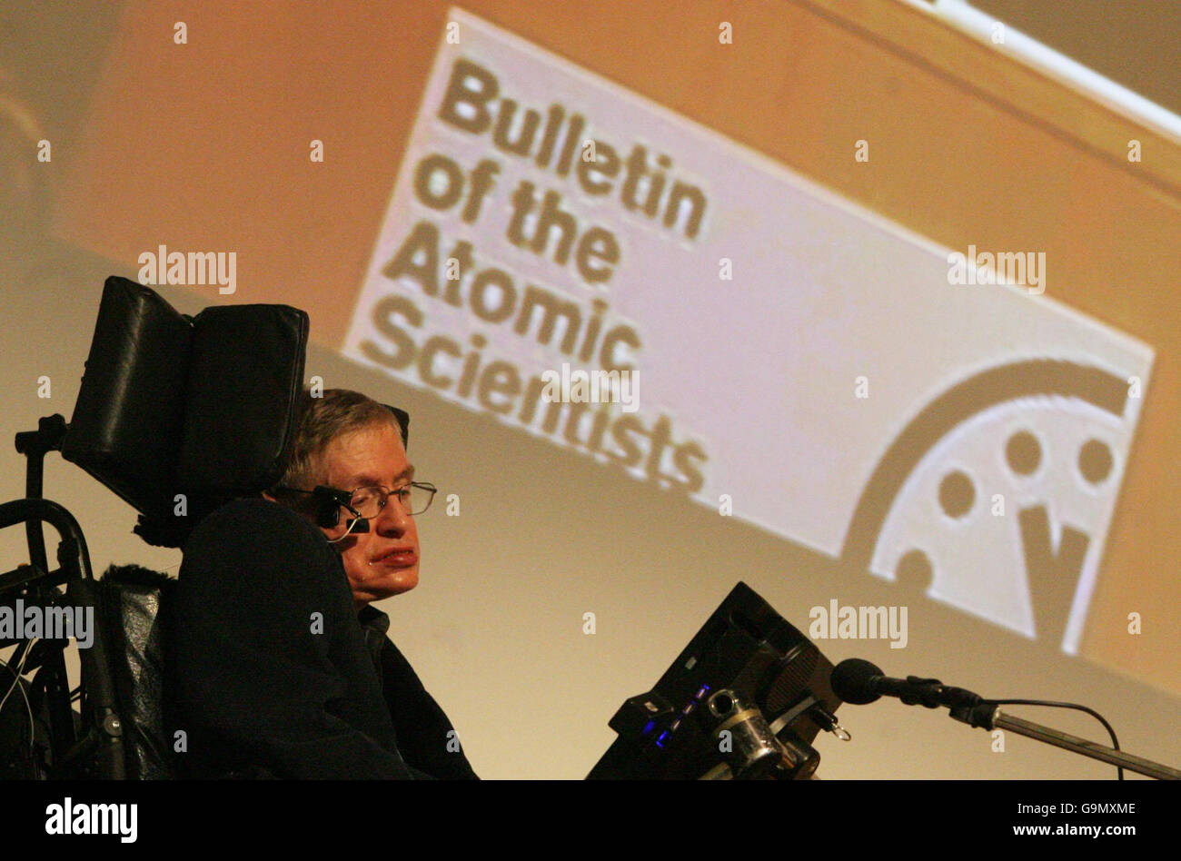 Professor Stephen Hawking während der gemeinsamen Pressekonferenz zur "Weltuntergangsuhr", die das Risiko einer nuklearen Apokalypse darstellt, in der Royal Society in London und der American Association for the Advancement of Science in Washington, DC. Stockfoto