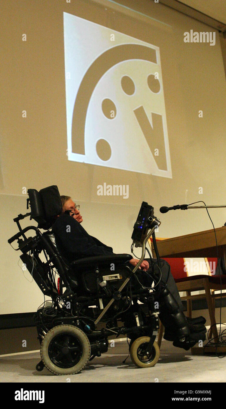 Professor Stephen Hawking während der gemeinsamen Pressekonferenz zur "Weltuntergangsuhr", die das Risiko einer nuklearen Apokalypse darstellt, in der Royal Society in London und der American Association for the Advancement of Science in Washington, DC. Stockfoto